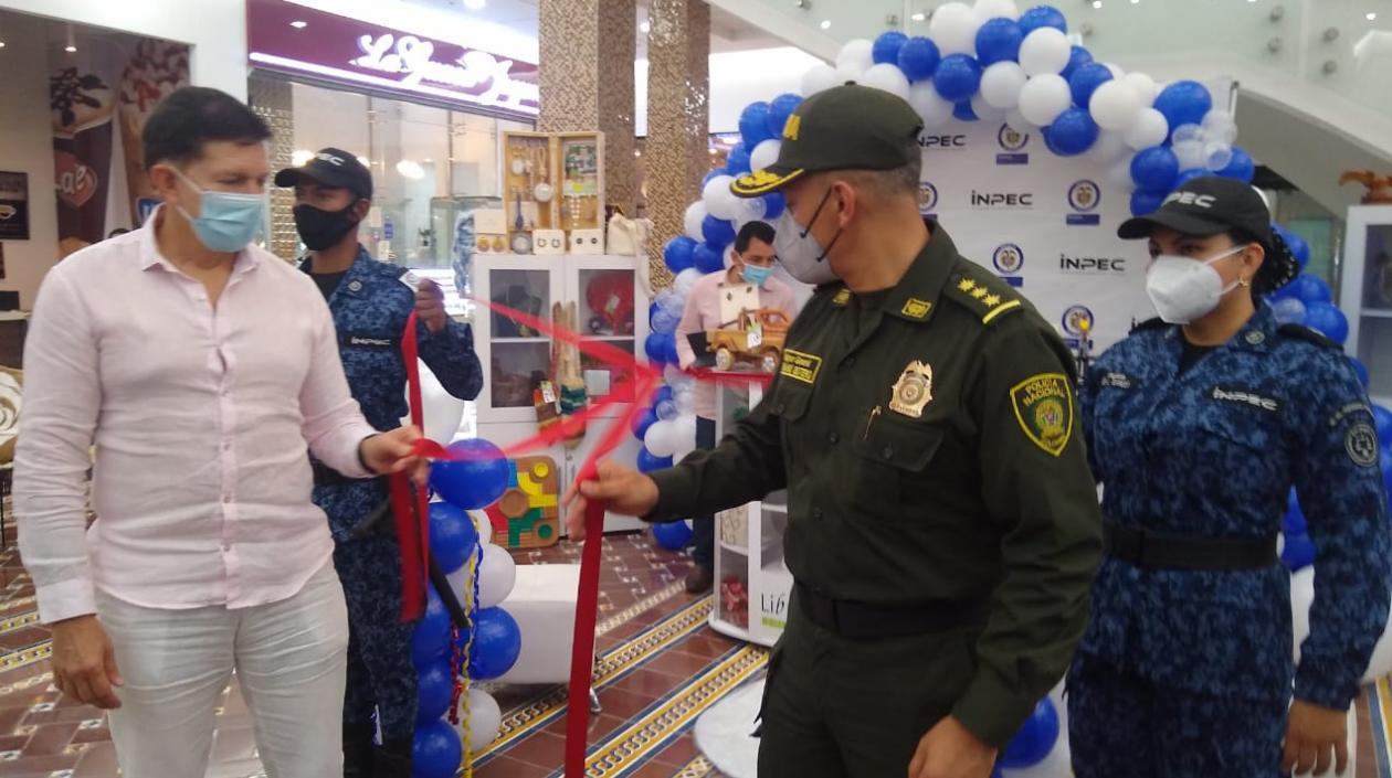 Ministro de Justicia y director del Inpec, en la inauguración de la tienda 'Libera Colombia'
