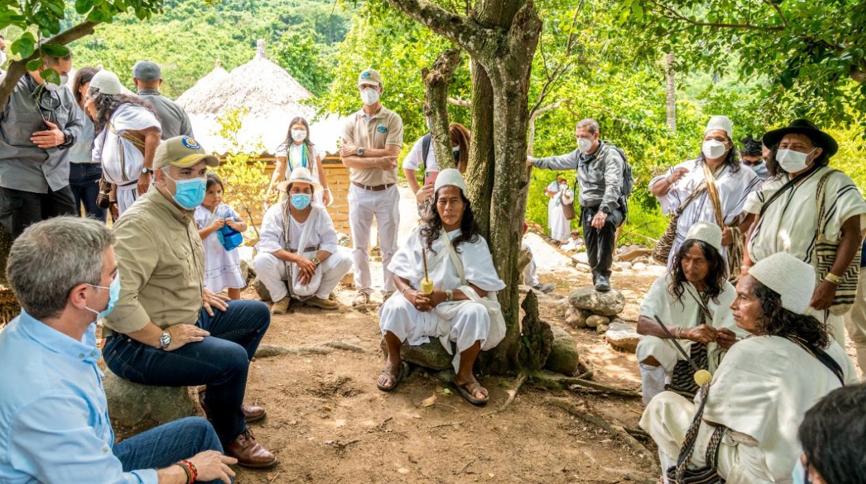Presidente Duque, el Minambiente, Carlos Correa; y la comunidad en el territorio indígena arhuaco de Kankawarwa.