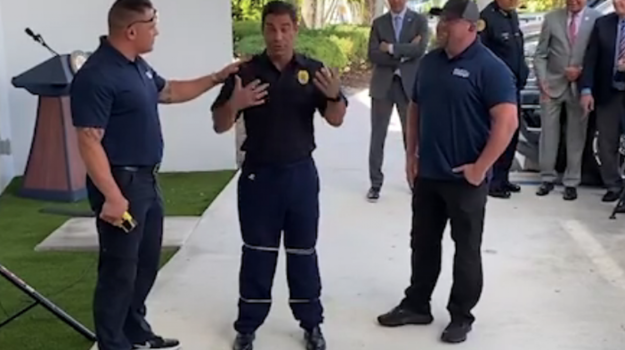 El alcalde de Miami, Francis Suárez, vestido de Policía en la demostración de BolaWrap.