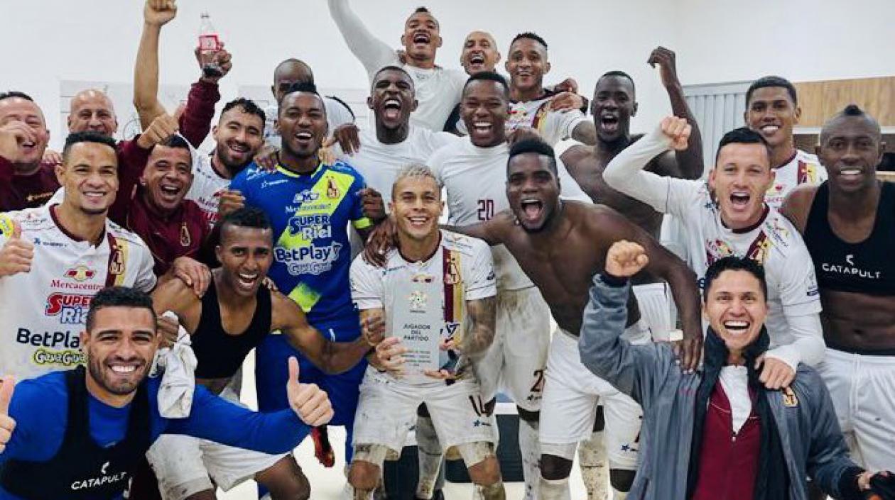Jugadores del Deportes Tolima celebrando la clasificación a la final de la Liga.