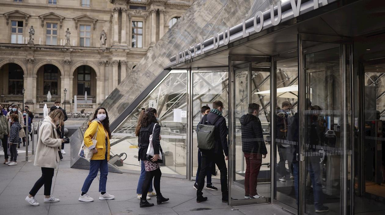Visitantes con mascarilla esperaban su turno para entrar en el Museo del Louvre, en París.