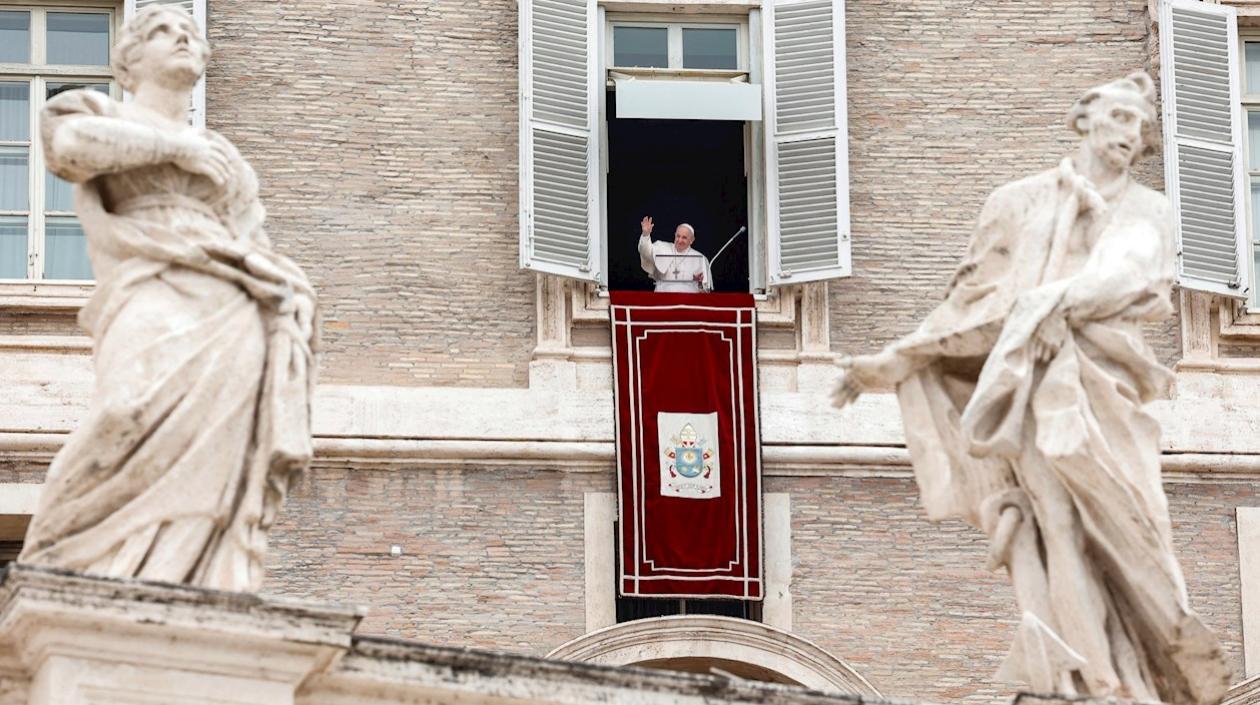 El Papa Francisco saluda a los fieles congregados en la Plaza de San Pedro, del Vaticano, tras el rezo del Ángelus.