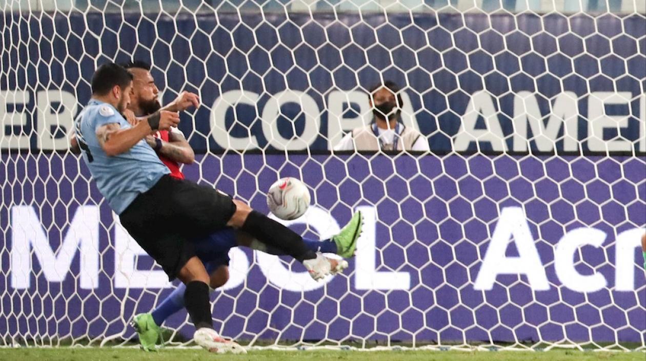 La acción del gol en contra de Arturo Vidal para el empate uruguayo.