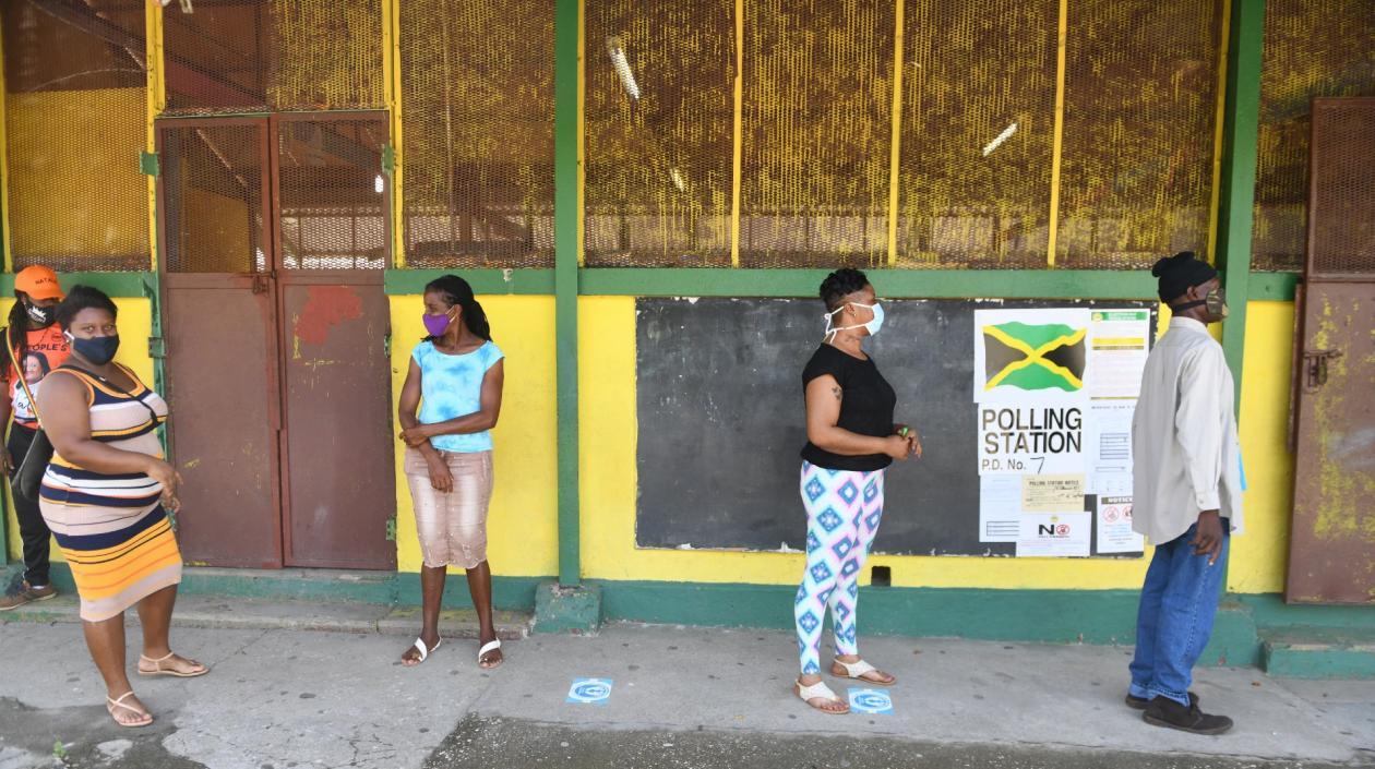 Ciudadanos guardan distanciamiento en Jamaica.