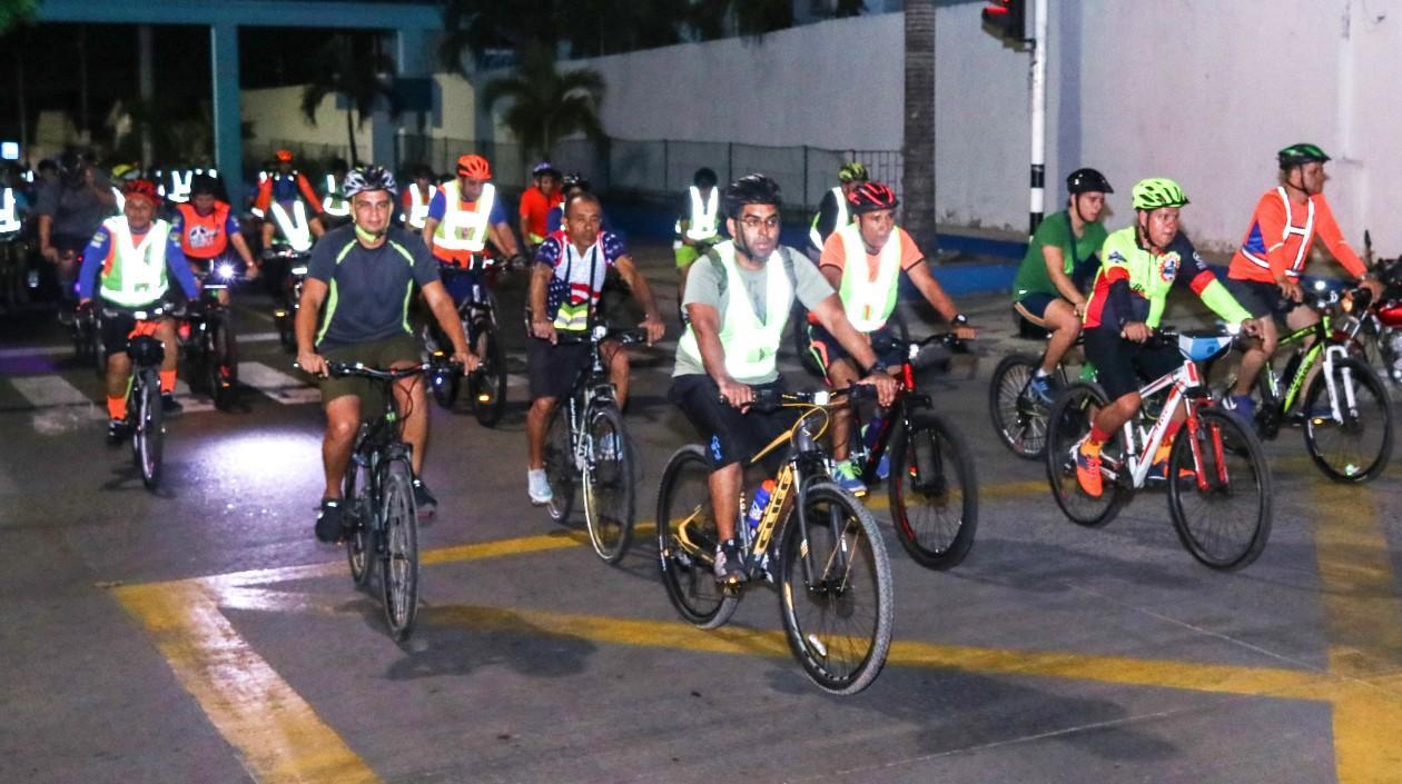 Aficionados a la bicicleta pasean por Barranquilla. 