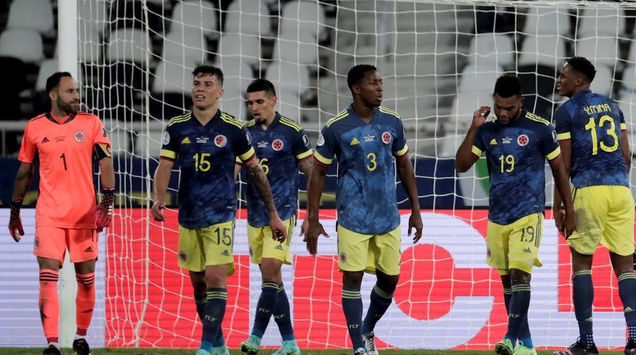 Jugadores de Colombia se lamentan tras perder ante Brasil.