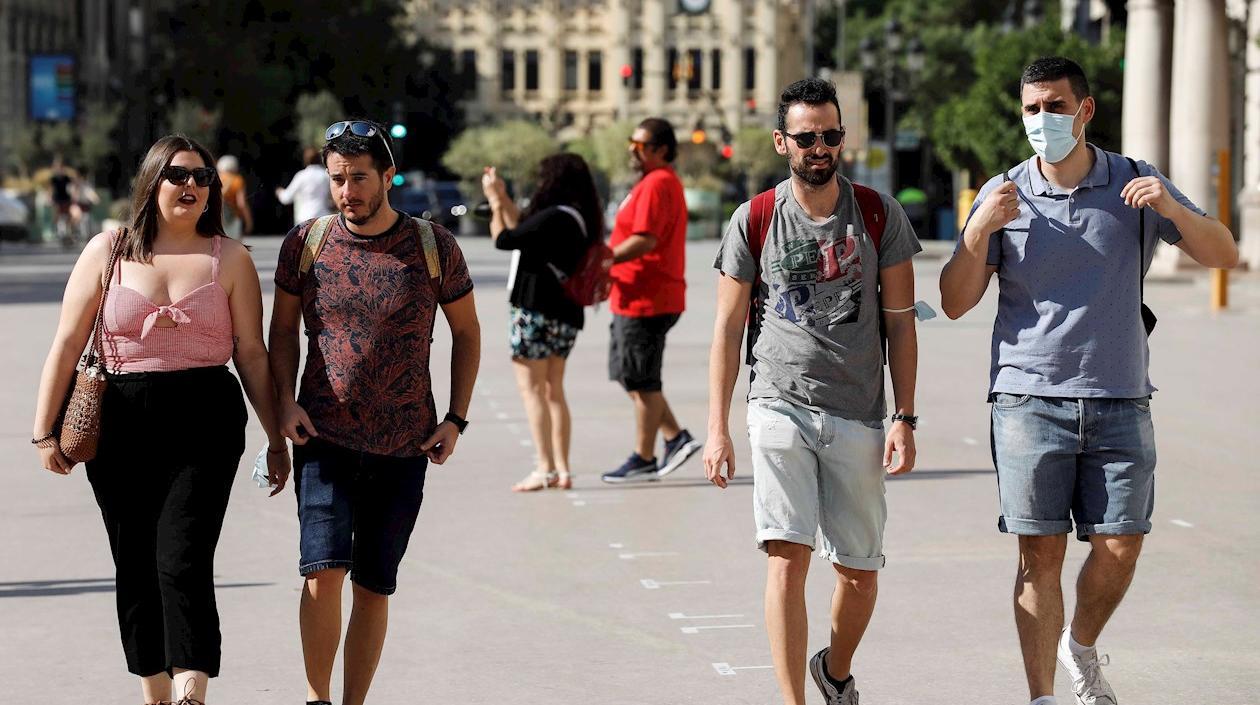 Varias personas sin mascarilla por el centro de Valencia este sábado, primer día sin obligatoriedad de usar mascarillas al aire libre.