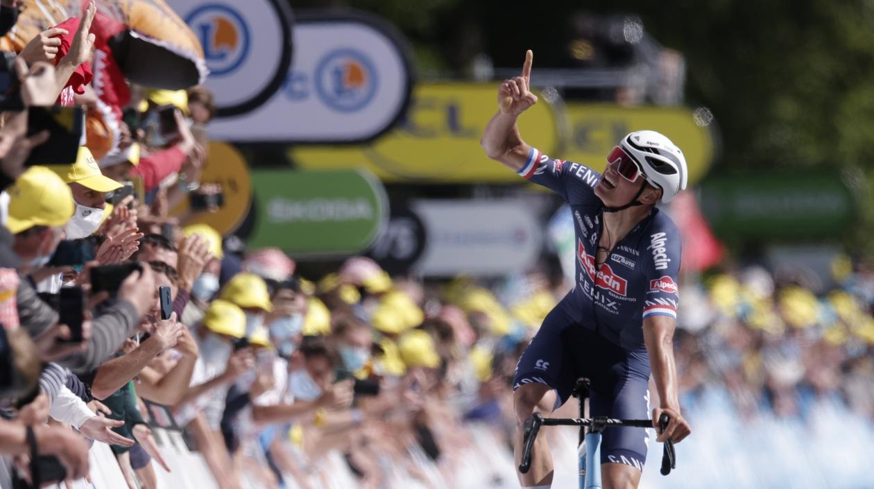 Mathieu van der Poel señala al cielo en honor a su abuelo, tras ganar la etapa. 