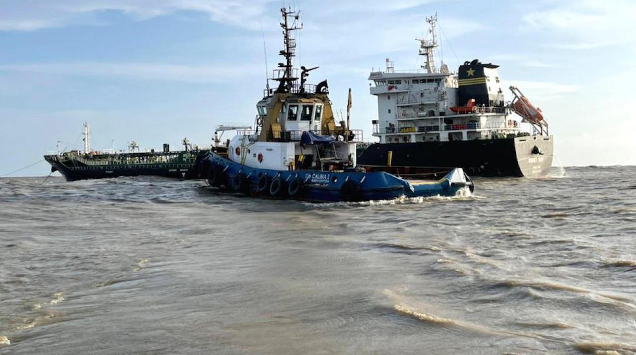 El actual espectáculo portuario con un buque encallado en el sector de Bocas de Ceniza.