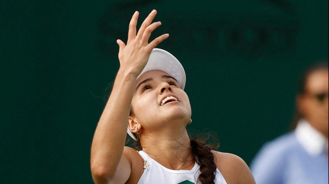 María Camila Osorio, tenista colombiana, agradece al cielo el triunfo. 
