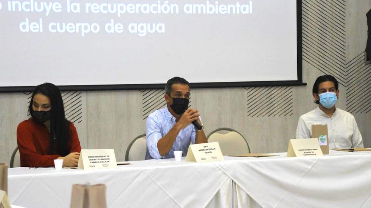 El Gerente de Barranquilla Verde, Henry Cáceres, instalando la mesa distrital.