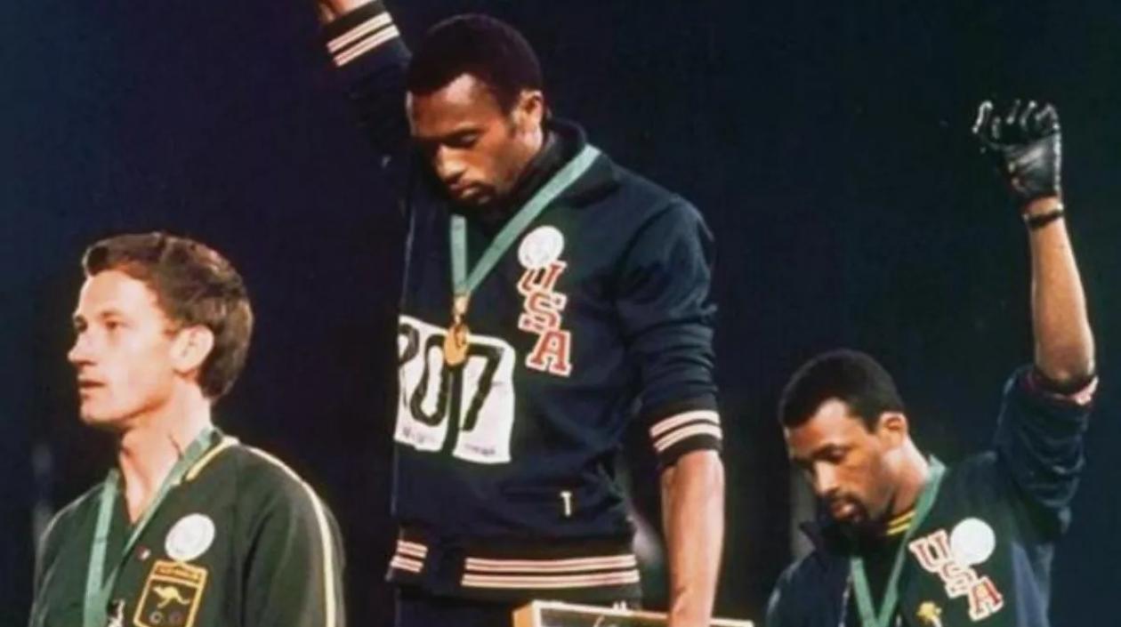 Atletas afroamericanos de Estados Unidos se manifestaron contra el racismo en 1968. 
