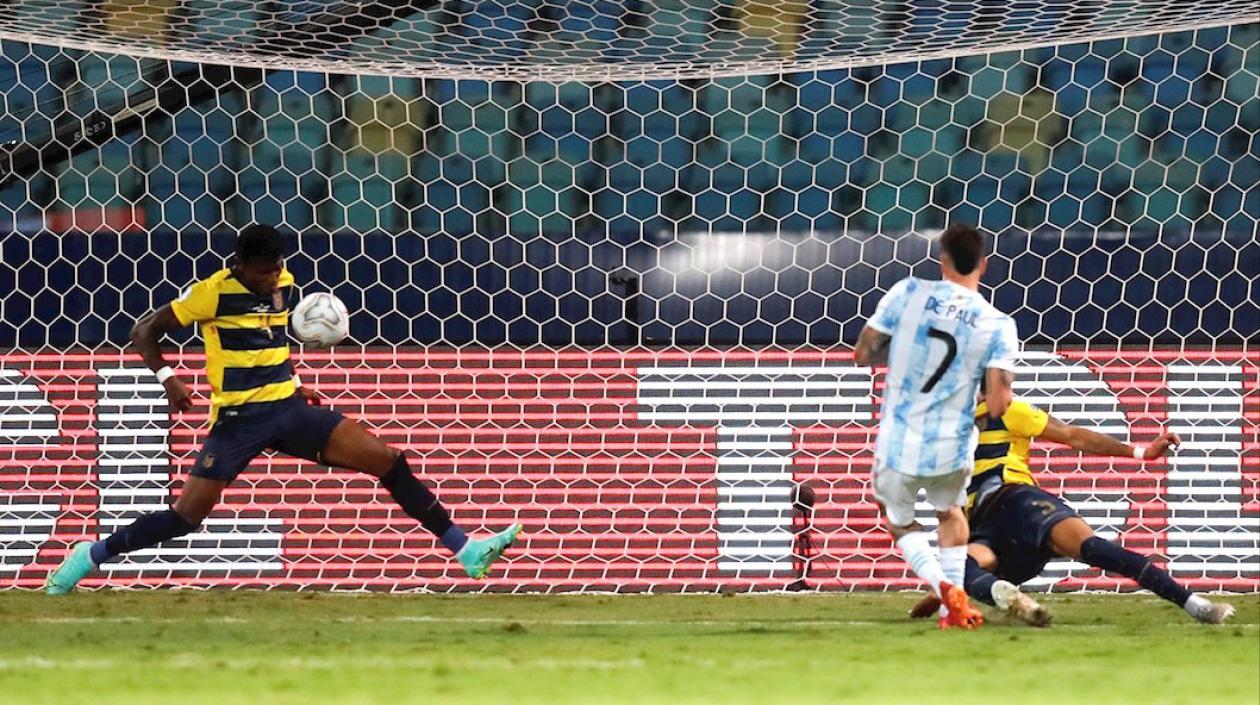 Rodrigo De Paul remata para anotar el primer gol del triunfo argentino.
