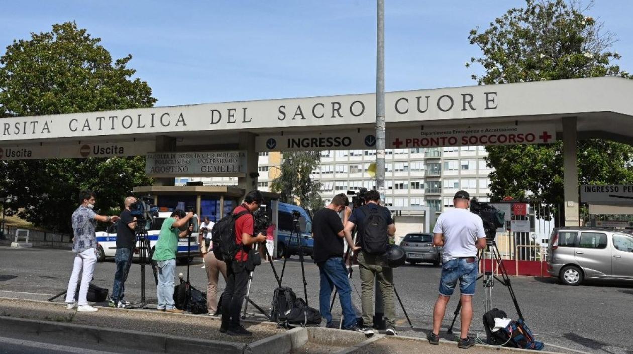 Periodistas en la puerta del hospital Gemelli de Roma.