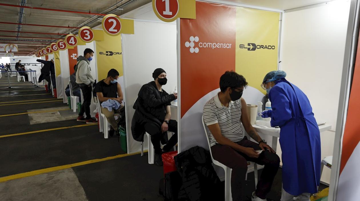 Personal médico vacuna hoy contra el Covid-19 a trabajadores de empresas privadas, en el Aeropuerto Internacional El Dorado de Bogotá (Colombia). 