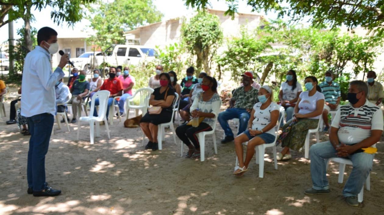 El alcalde Rodolfo Ucrós con los habitantes del barrio Ciudad Caribe IV. 