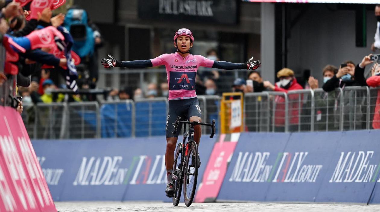 Egan Bernal al ganar la etapa reina del Giro de Italia 2021. 