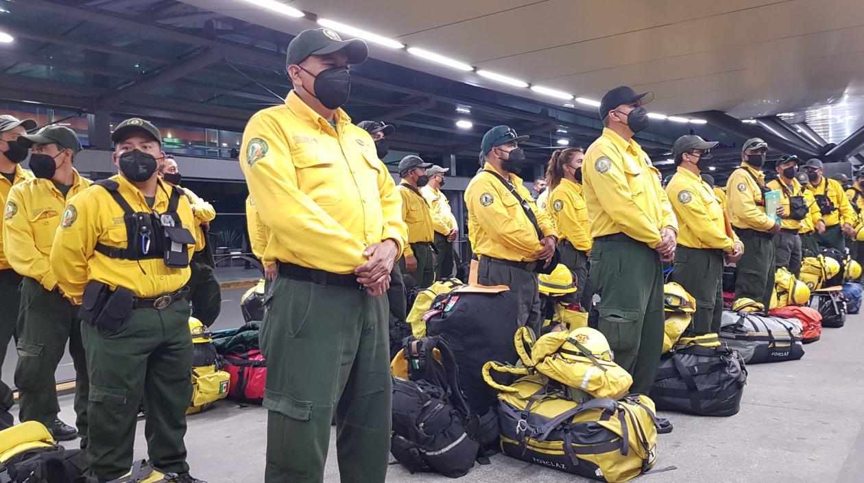  103 bomberos mexicanos llegaron a Canadá para ayudar a sofocar el fuego.