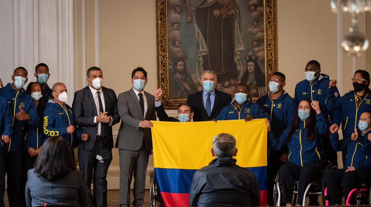 Delegación De Colombia a los Juegos Paralímpicos recibe la bandera.