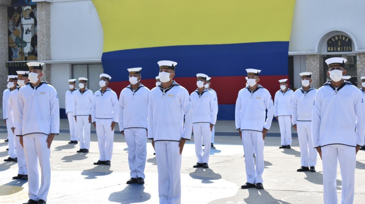Alumnos graduados como marineros. 