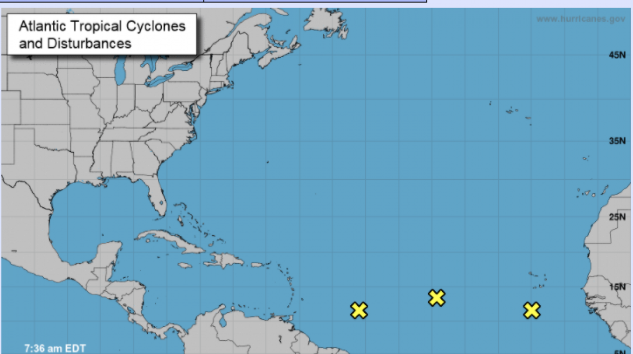En la foto con cruces amarillas las tormentas que avanzan en el Atlántico.