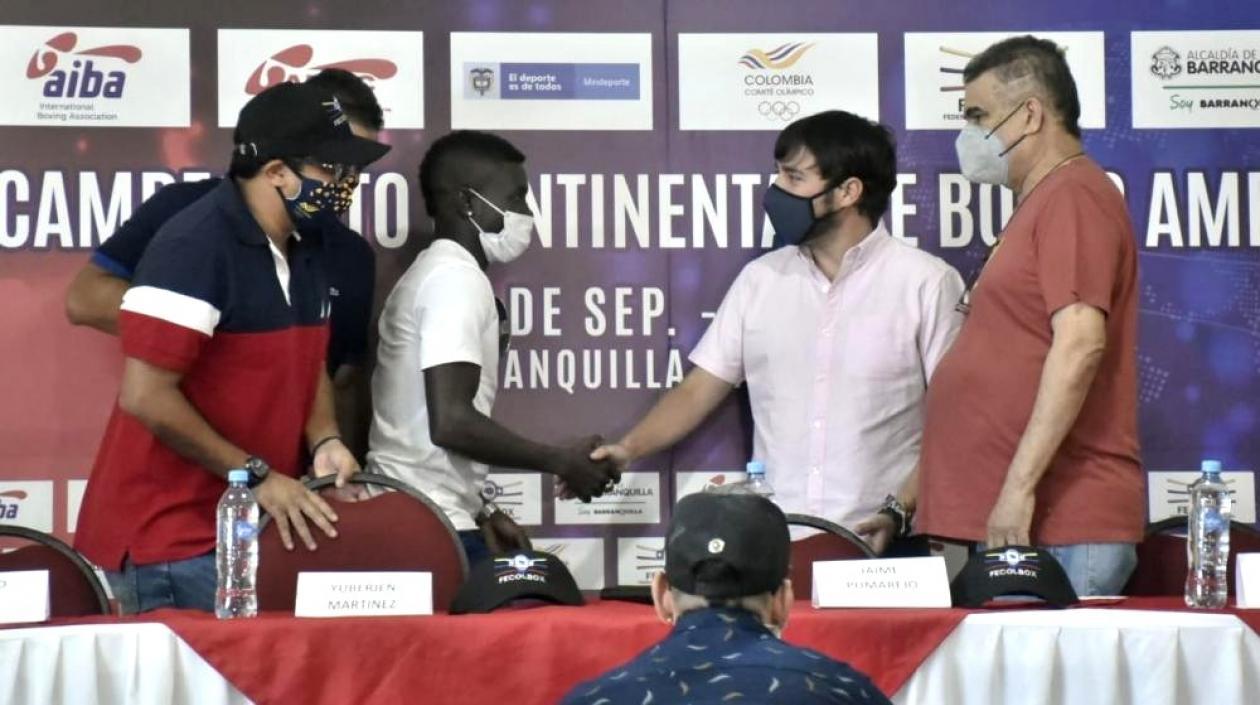 Yuberjen Martínez, boxeador colombiano, se saluda con el alcalde Jaime Pumarejo. 