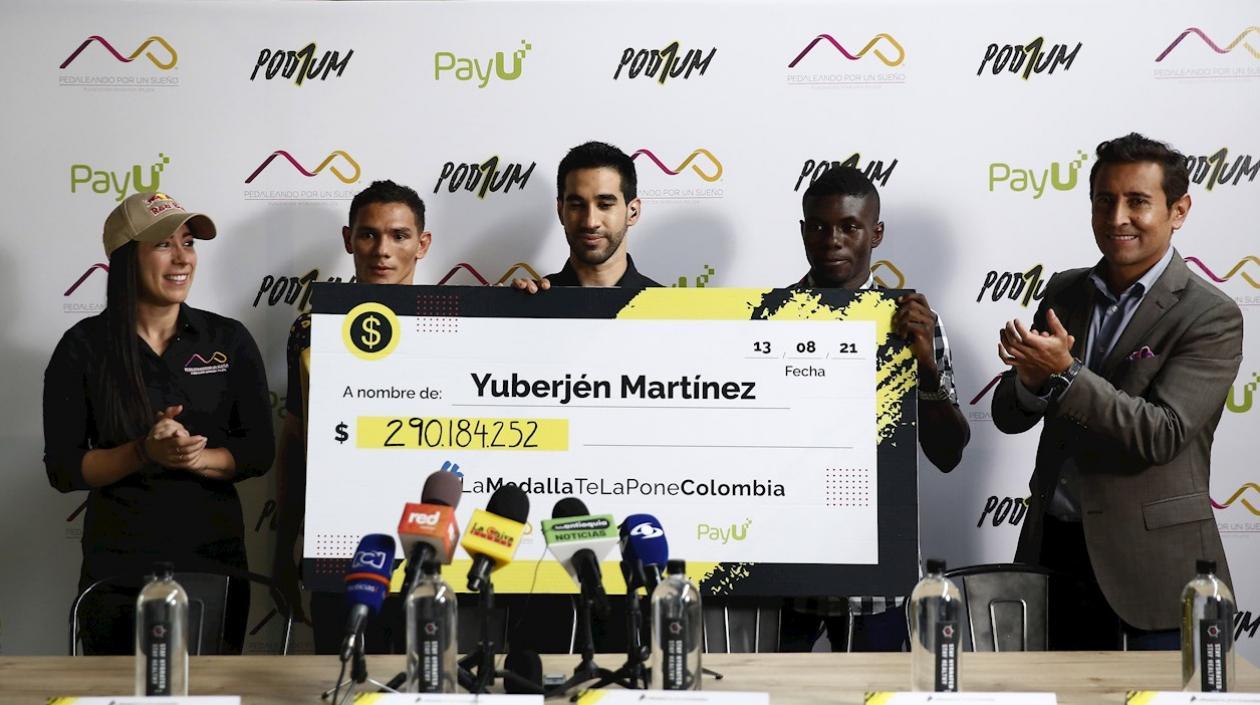Entrega del cheque a Yuberjen Martínez. 
