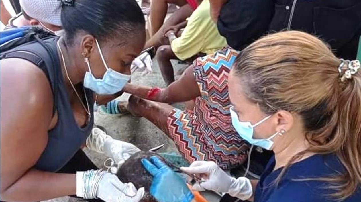 Personal médico cubano atendiendo a los lesionados por el terremoto.