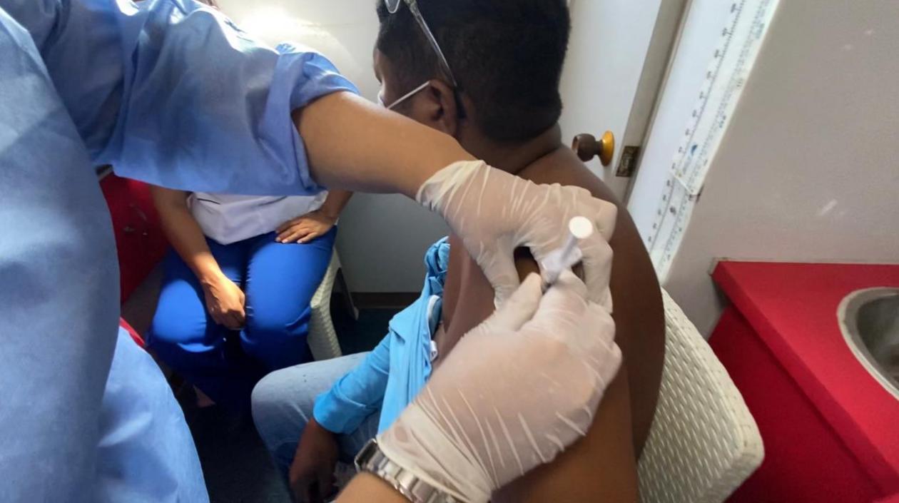 Un hombre se vacuna en Cartagena contra el Covid-19.