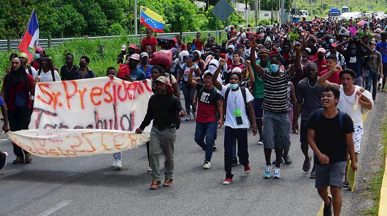 Migrantes centroamericanos caminan hoy por la principales calles del municipio de Tapachula, en el estado de Chiapas (México). 