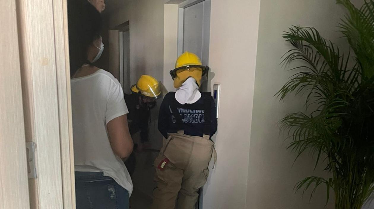 Los bomberos de Puerto Colombia rescataron a una mujer y su mascota atrapadas en un ascensor.