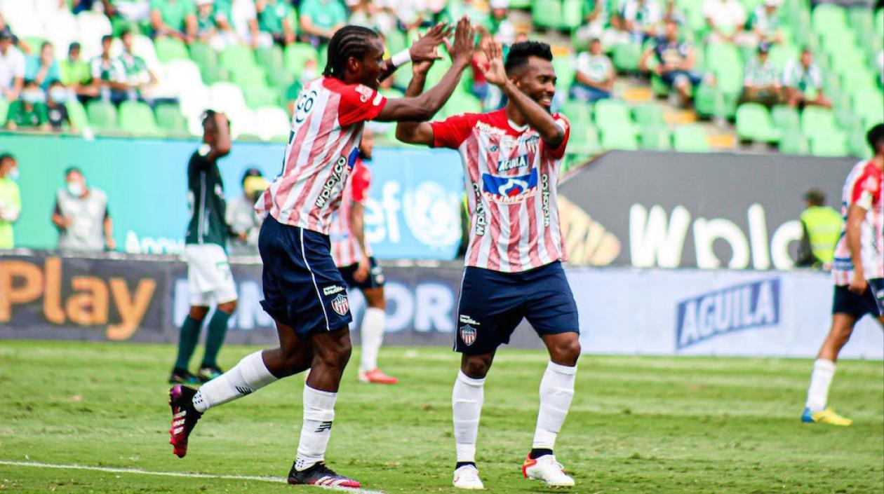 Didier Moreno celebrando el gol del empate con Luis 'Cariaco' González.