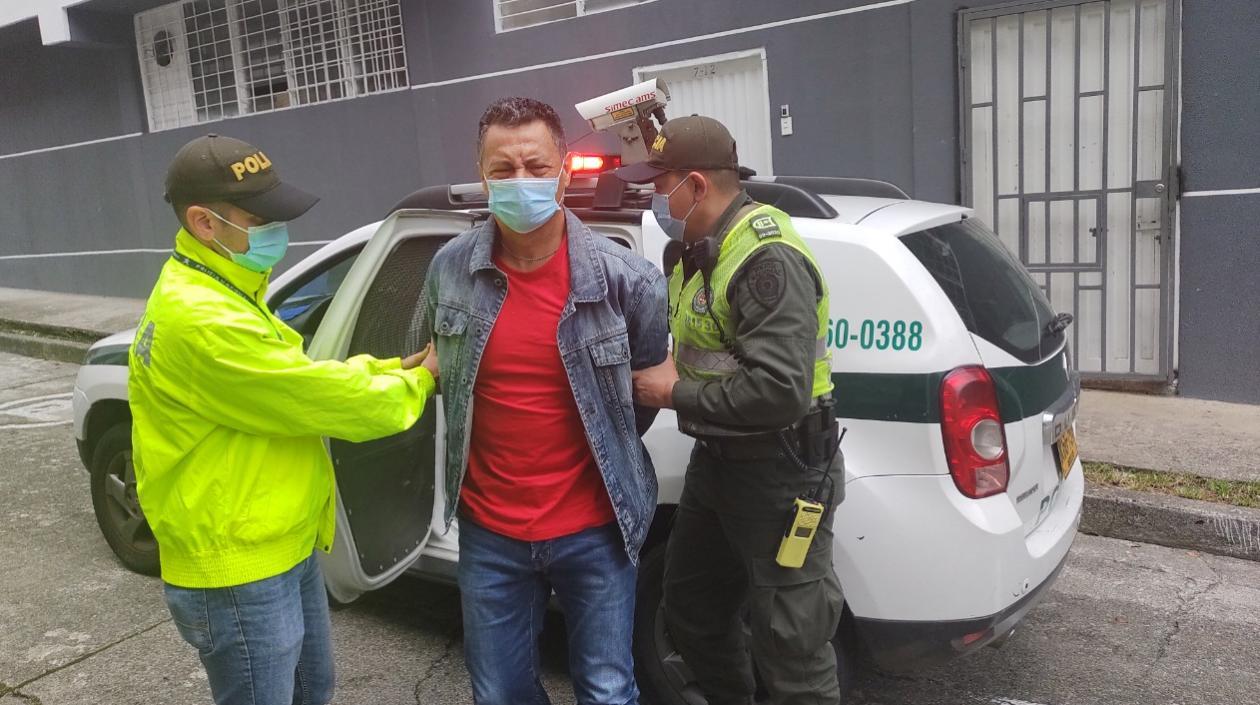 Néstor Tarazona Enciso, custodiado por policías.