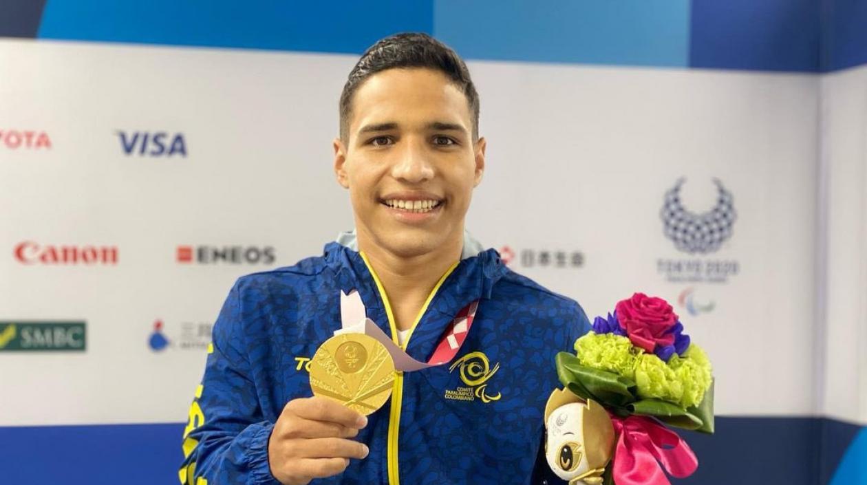 Carlos Daniel Serrano con su medalla de oro. 