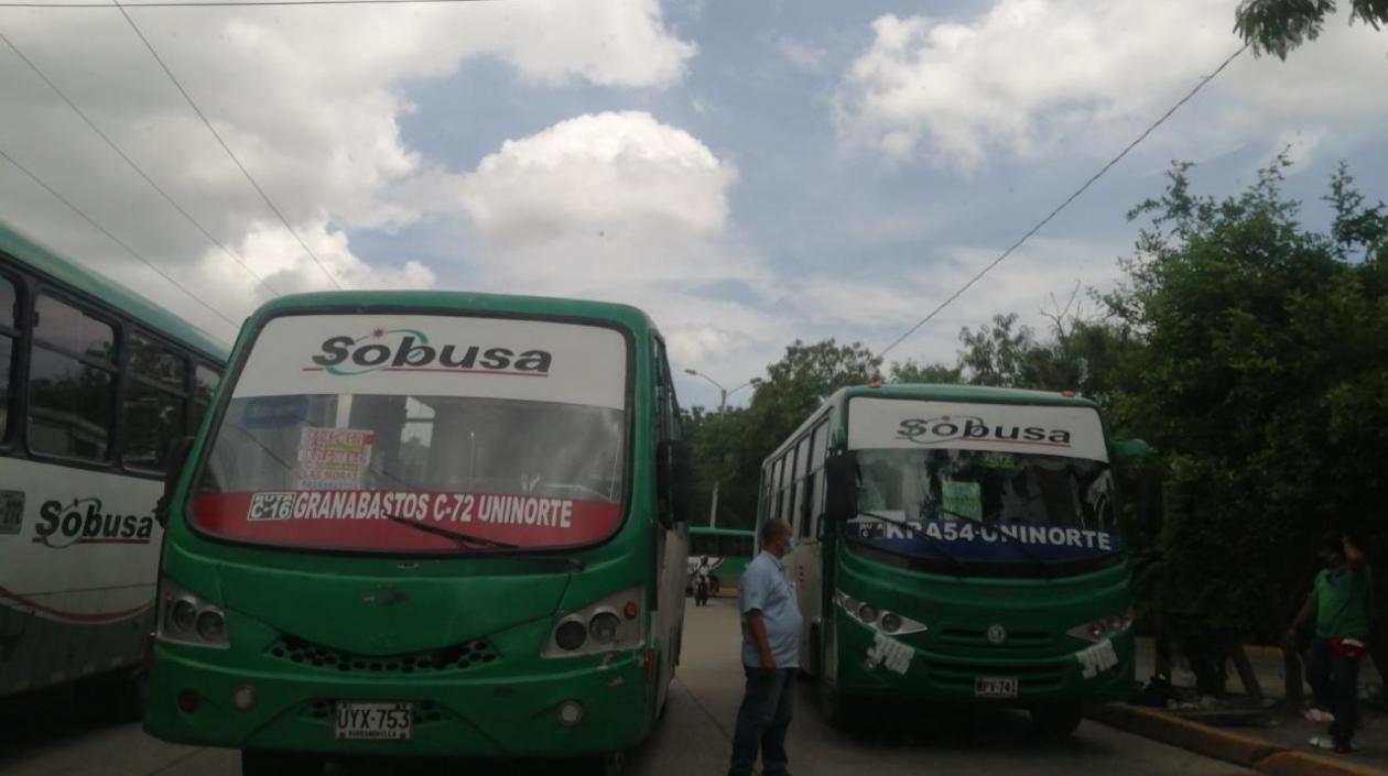 Varios buses parqueados sobre la prolongación de Murillo. 