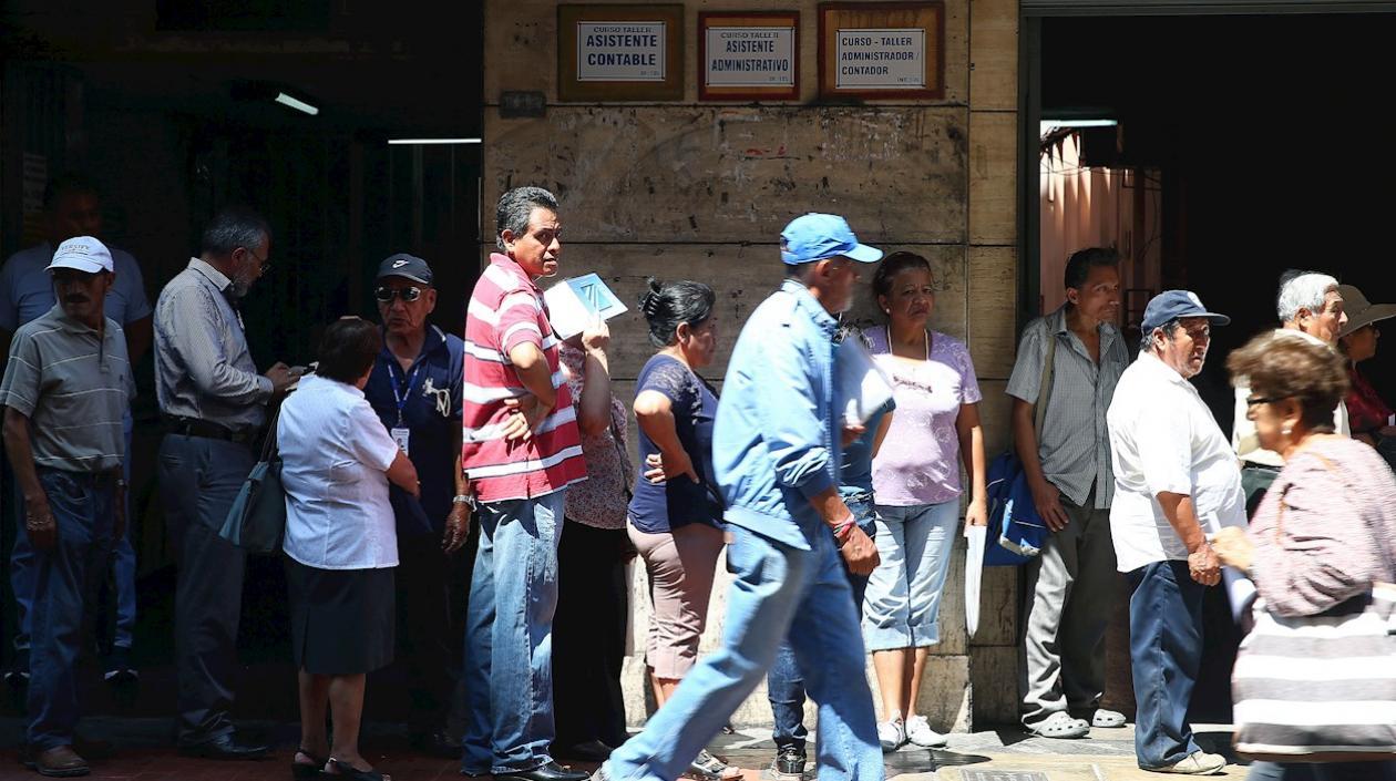 Gente esperando por empleo en Perú.
