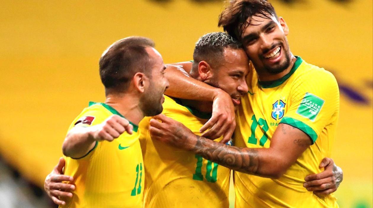 Neymar celebrando el gol con sus compañeros.