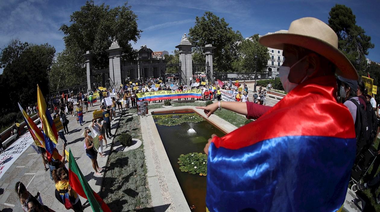 Cientos de colombianos protestan contra la visita del presidente colombiano Iván Duque a España, con motivo de la celebración de la Feria del Libro, de la que Colombia es país invitado.