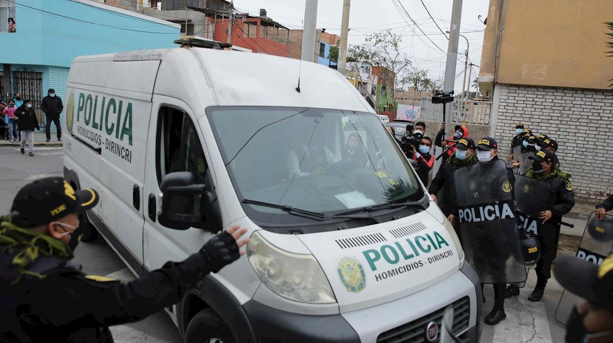 Un camión de policía traslada los restos mortales de Abimael Guzmán a la morgue del Callao, en Lima (Perú).