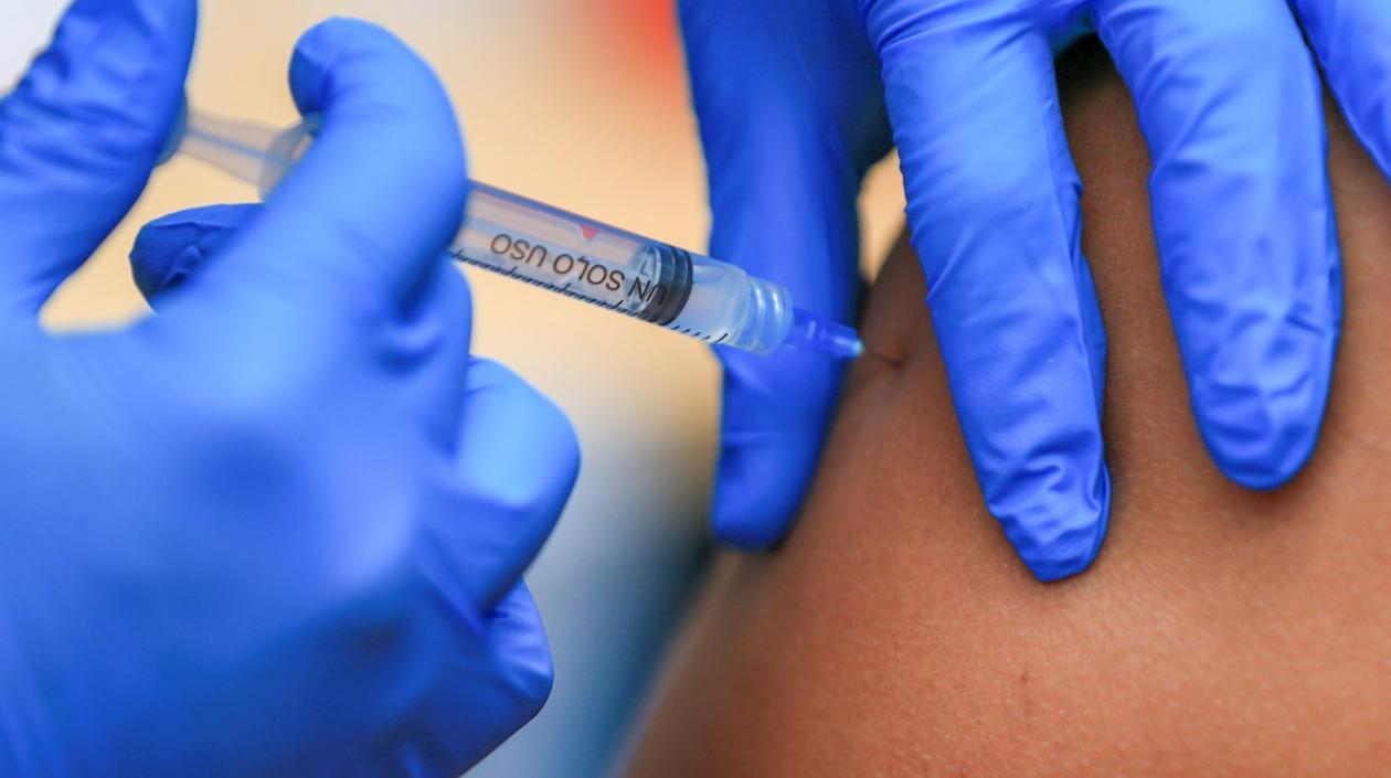 La vacunación contra el Covid-19 sigue en Colombia para disminuir casos.
