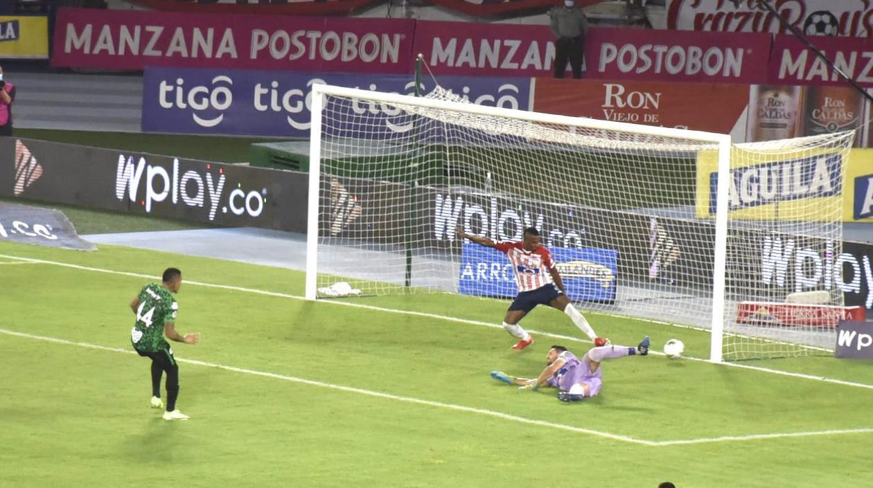 Remate de Jonatan Alvez para el segundo gol 'verdolaga'.