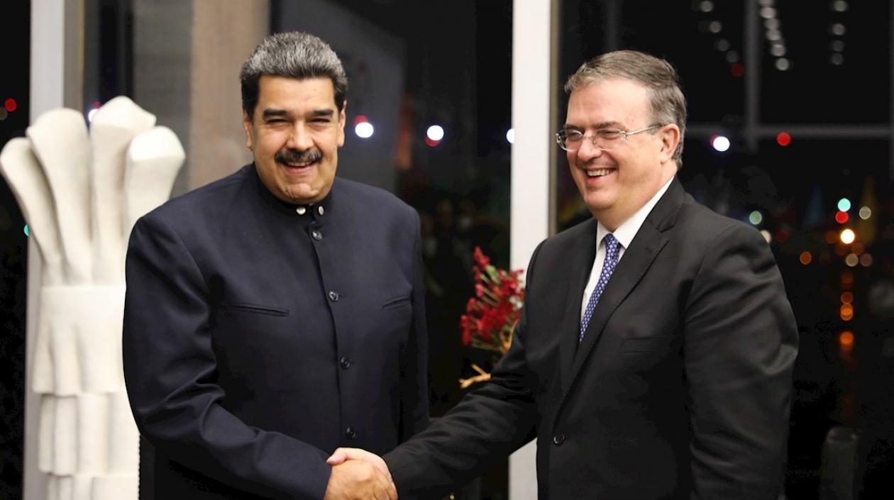 Presidente de Venezuela, Nicolás Maduro, mientras saluda al secretario de Relaciones Exteriores de México, Marcelo Ebrard, hoy, en Ciudad de México (México).