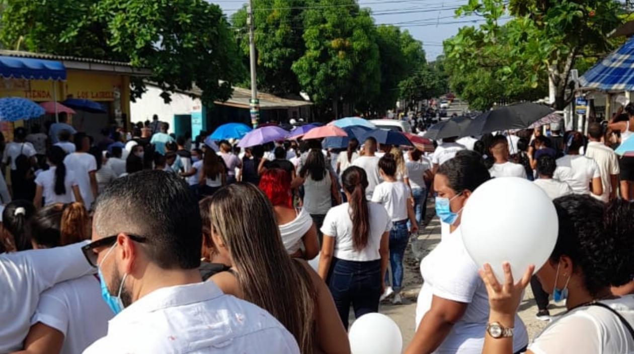 Muchas personas asistieron a las honras fúnebres de la pequeña niña en el barrio Las Américas. 