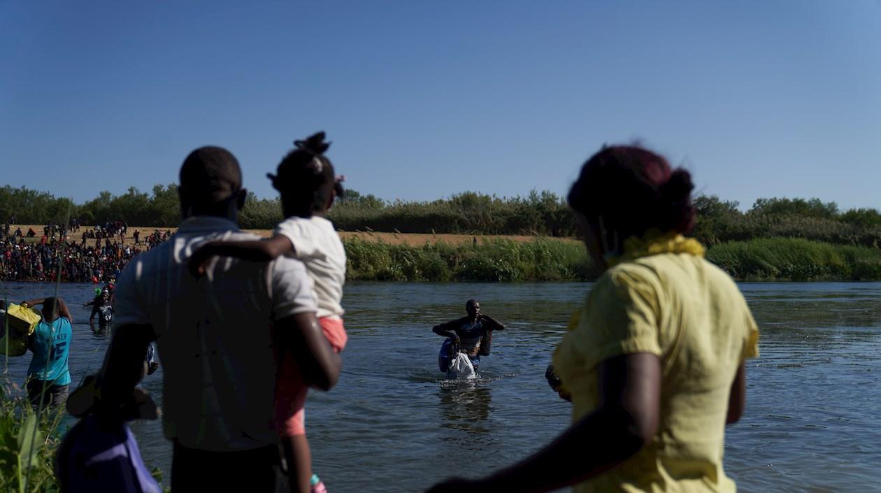 Miles de migrantes, muchos de ellos haitianos, cruzan ilegalmente de un lado a otro entre los EE. UU. y México.