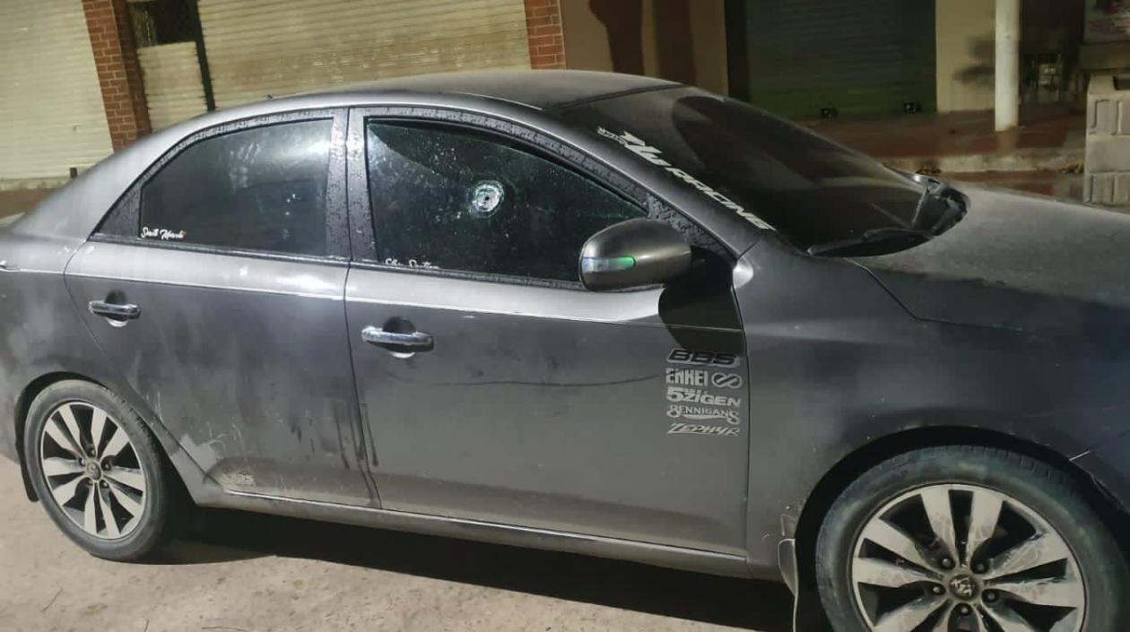 El carro del agente de la Sijin fue impactado en el vidrio lateral en medio de la balacera. 