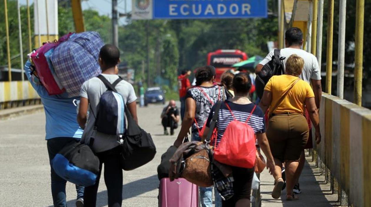 Migrantes venezolanos pasando de Colombia a Ecuador.