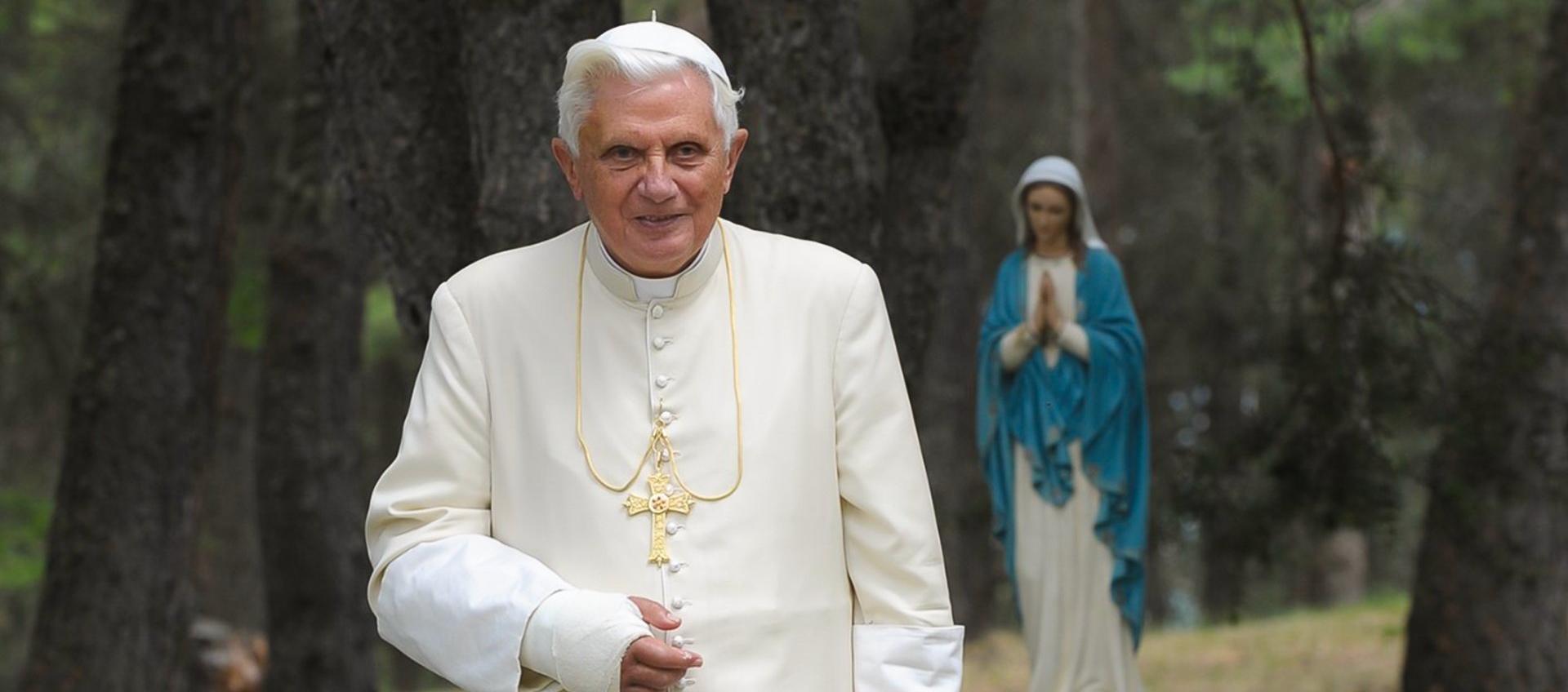 Benedicto XVI pidió a la Iglesia "mantenerse firme" en la fe.