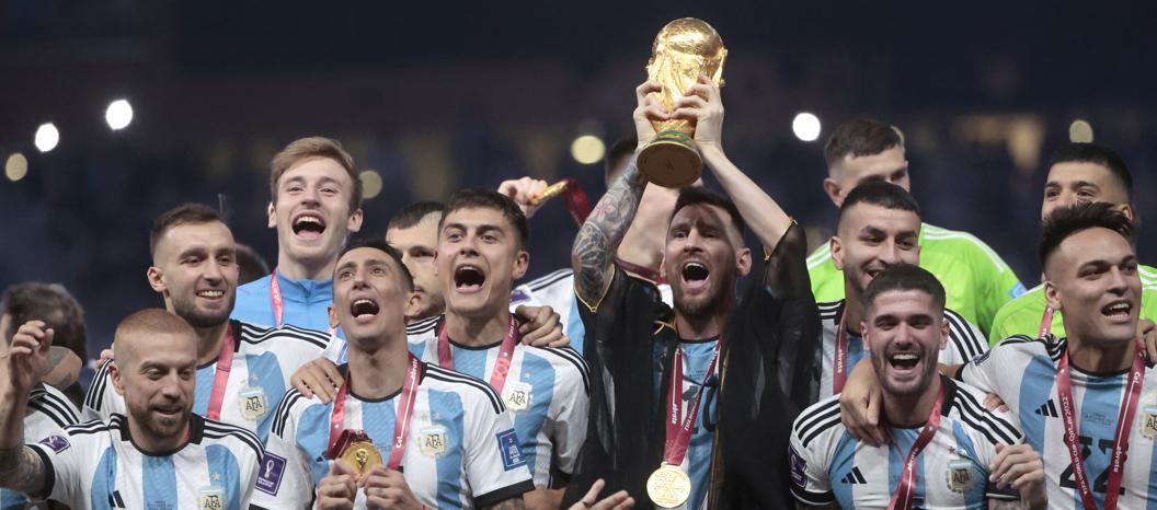 Los jugadores argentinos festejan con la Copa del Mundo.