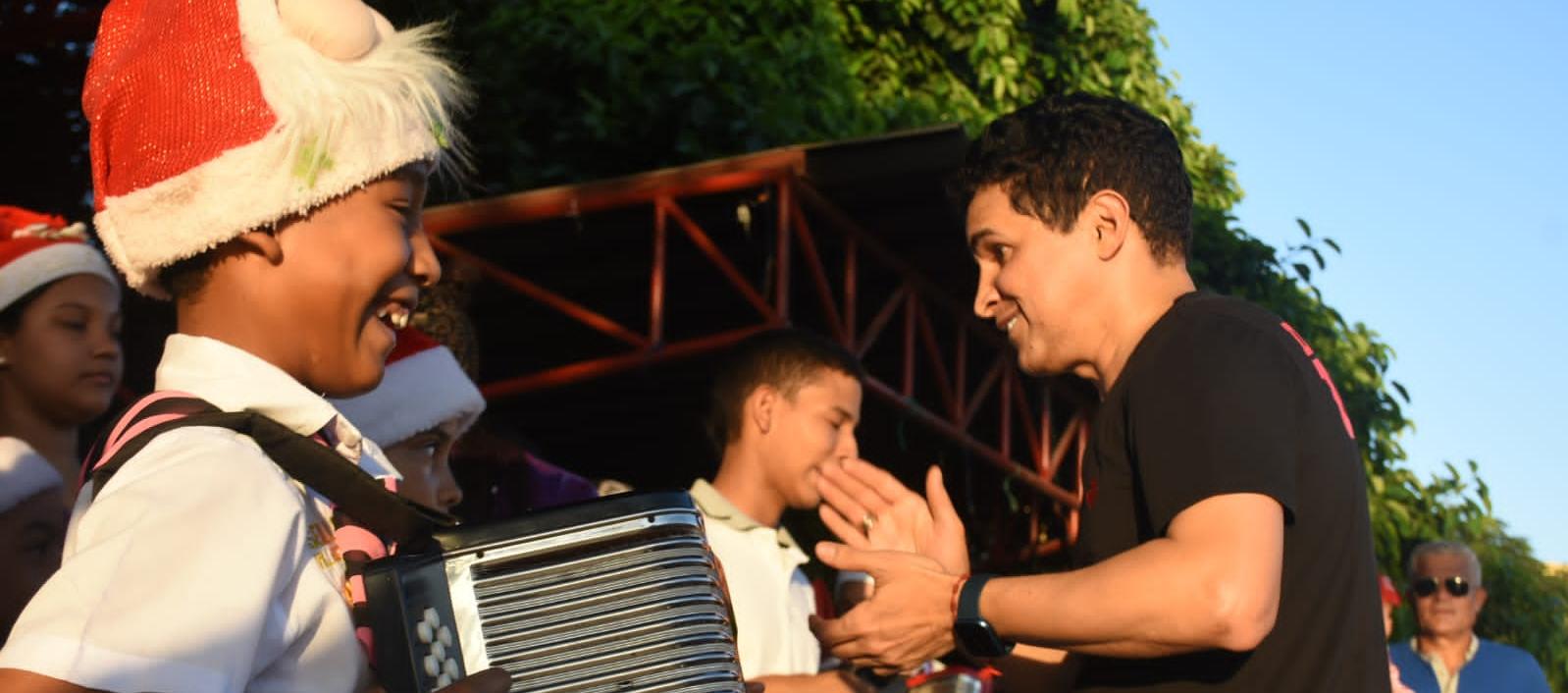 Jorge Celedón compartiendo con los niños de Villanueva, Guajira.