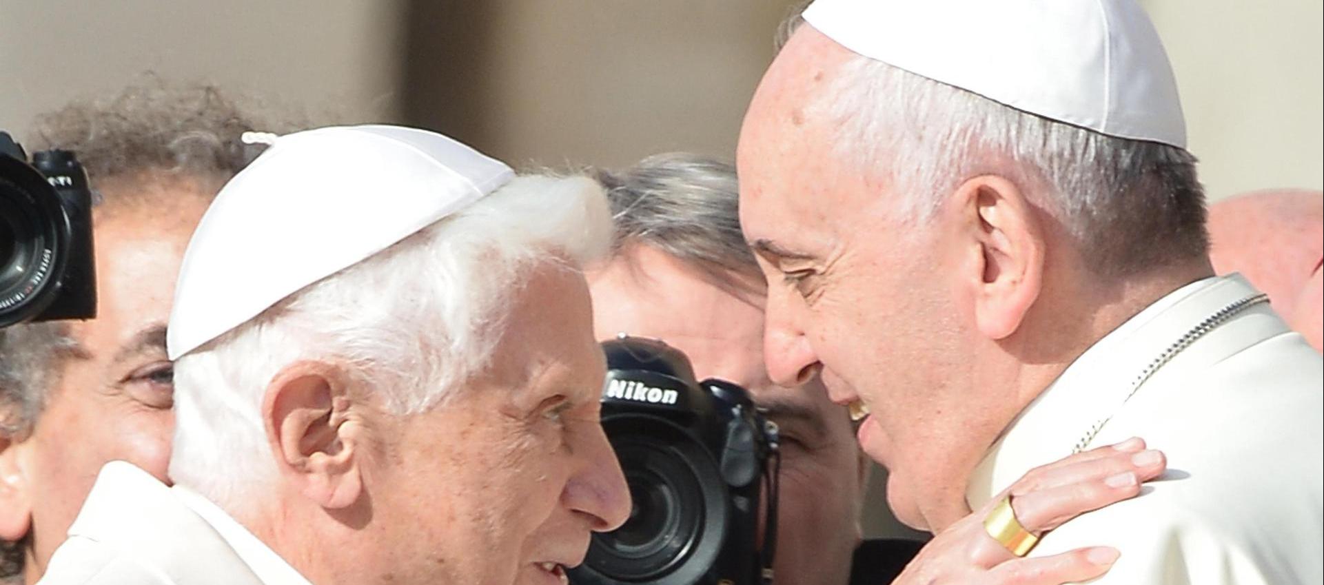 Benedicto XVI con Francisco, quien lo sucedió en 2013 tras su renuncia.
